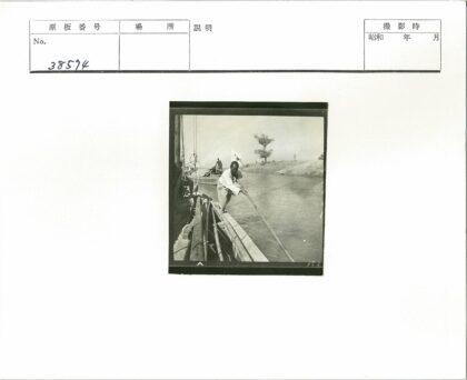 传统木船河上航行.jpg
