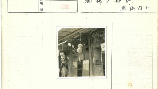 传统木质建筑与人物生活场景.jpg