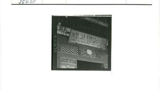 传统木质建筑阿拉伯纹饰立面.jpg