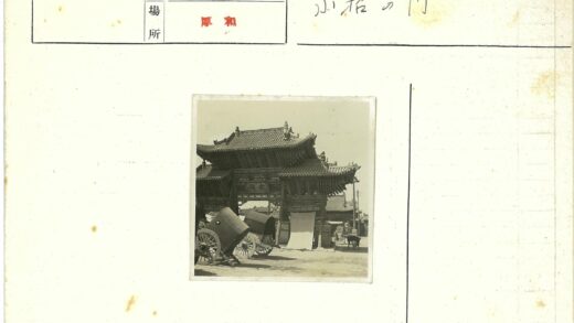 传统木门与街景生活.jpg