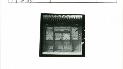 传统木门几何图案装饰建筑细节.jpg
