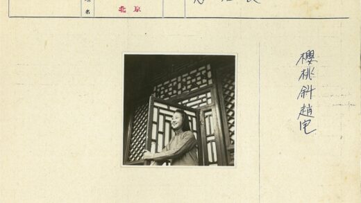 传统木门前微笑女子.jpg
