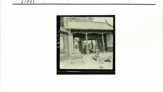 传统木门前的石狮与人群.jpg