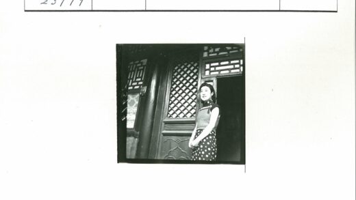 传统木门格子图案人物站立.jpg