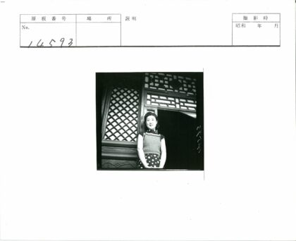 传统木门格子窗前的妇女.jpg