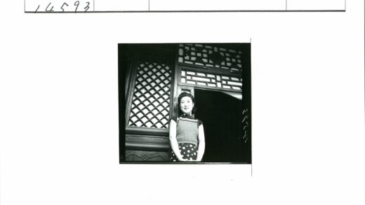 传统木门格子窗前的妇女.jpg