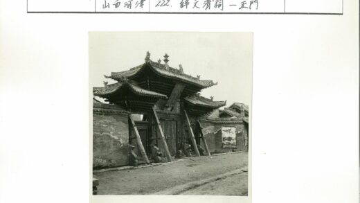 传统木门砖墙木梁屋顶.jpg