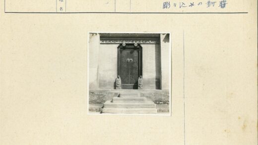传统木门雕刻与石狮子建筑装饰.jpg