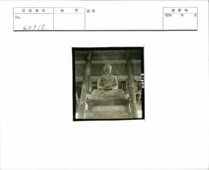 传统木雕坐像与木结构建筑.jpg