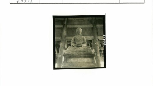 传统木雕坐像与木结构建筑.jpg