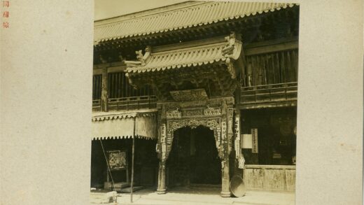 传统木雕大门与瓦片屋顶建筑.jpg
