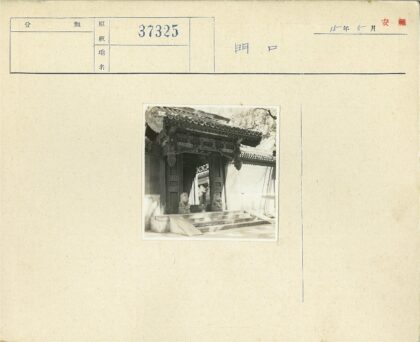 传统木雕大门与石狮子.jpg