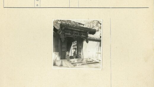 传统木雕大门与石狮子.jpg