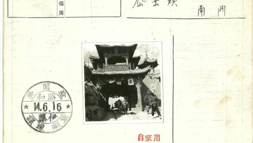 传统木雕大门前人马穿行.jpg