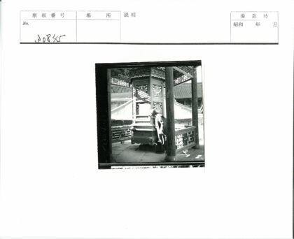 传统木雕建筑与人物.jpg