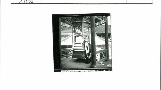 传统木雕建筑与人物.jpg