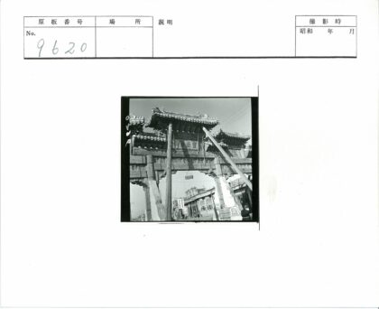 传统木雕拱门与古建筑群.jpg
