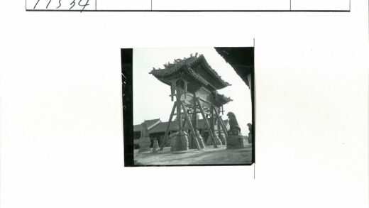 传统木雕拱门与狮子石像景观.jpg