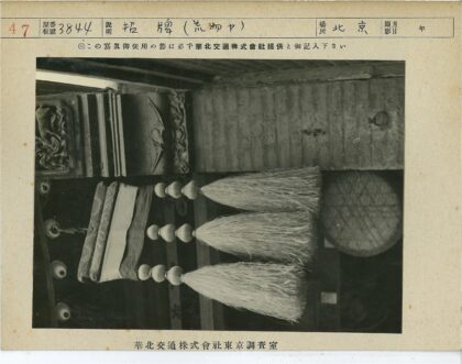 传统木雕门楣装饰细节.jpg