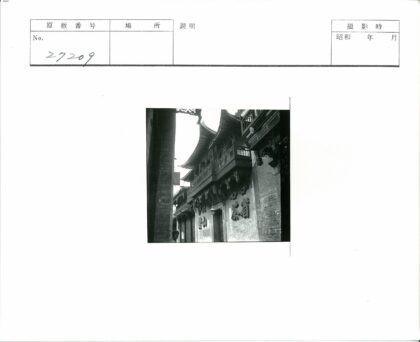 传统木雕阳台与悬垂屋顶建筑.jpg