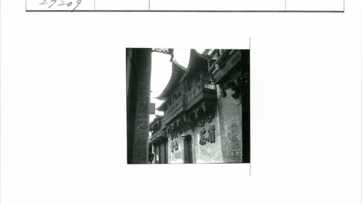传统木雕阳台与悬垂屋顶建筑.jpg