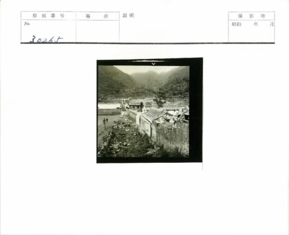 传统村落石屋雾山小路行人.jpg