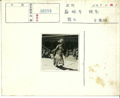传统棍术表演与精美建筑背景.jpg