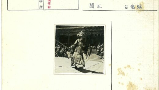 传统棍术表演与精美建筑背景.jpg