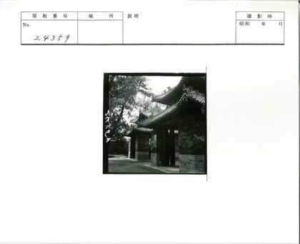 传统楼阁大门与林间小路.jpg
