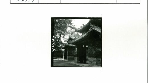 传统楼阁大门与林间小路.jpg