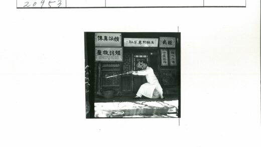 传统武术与书法建筑前练剑.jpg