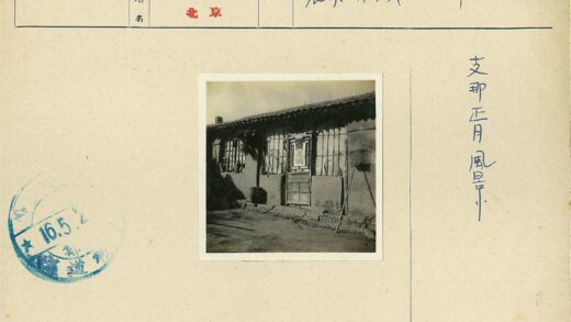 传统民居木窗门粘土瓦屋顶.jpg