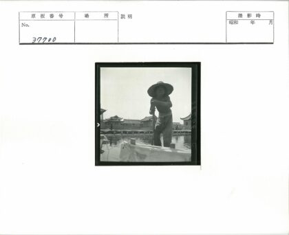 传统水道划船与河岸行人.jpg