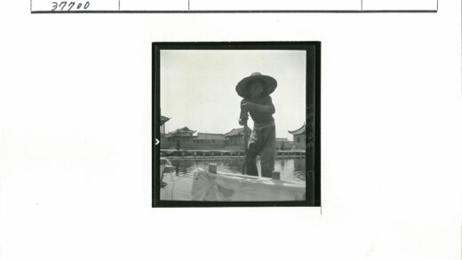 传统水道划船与河岸行人.jpg