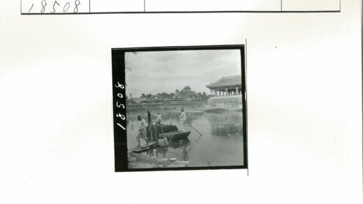 传统河岸工作船与宝塔风光.jpg