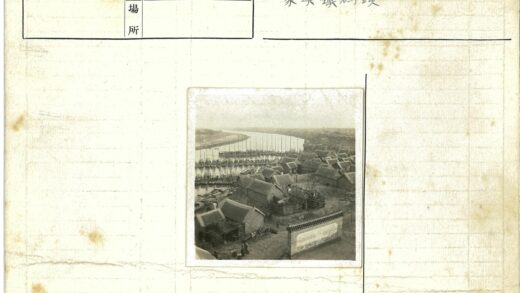 传统河畔村庄与茅草屋景色.jpg