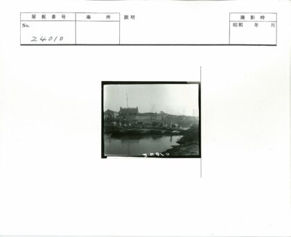 传统海滨风情与船只建筑.jpg