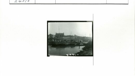 传统海滨风情与船只建筑.jpg