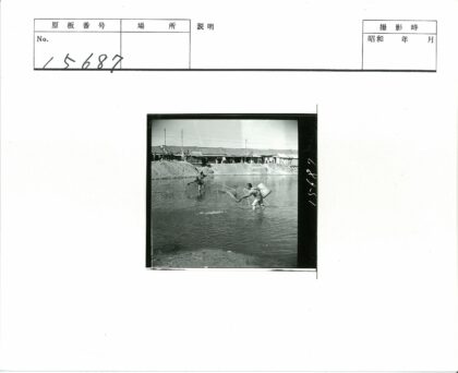 传统渔网钓鱼与浅水区建筑.jpg