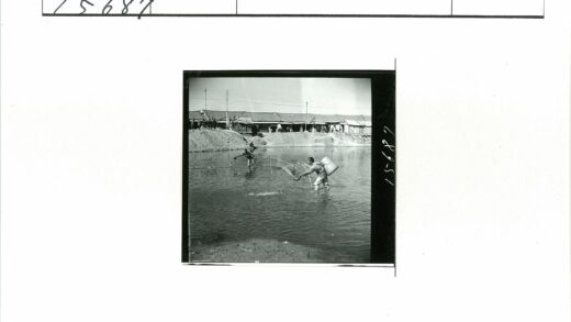传统渔网钓鱼与浅水区建筑.jpg