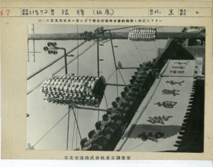 传统灯笼装饰的街道建筑.jpg