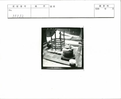 传统炉灶上的茶壶与碗.jpg