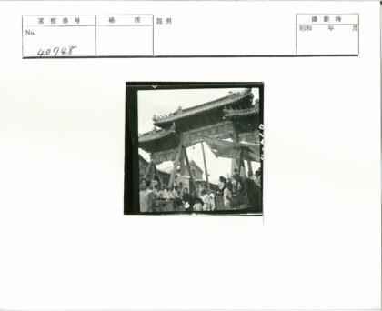 传统牌坊下热闹人群聚集.jpg