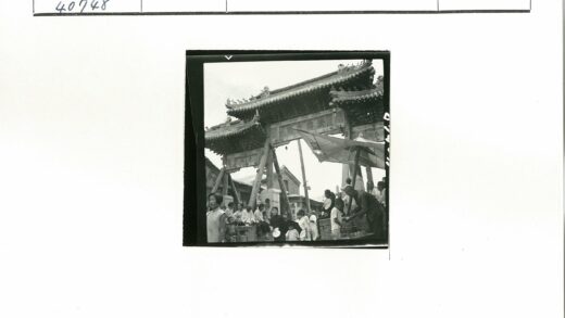 传统牌坊下热闹人群聚集.jpg