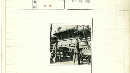 传统牌坊下熙攘街景.jpg
