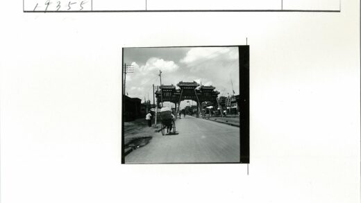 传统牌坊下的黄包车街景.jpg