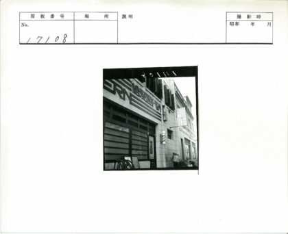 传统理发店街景入口人群.jpg