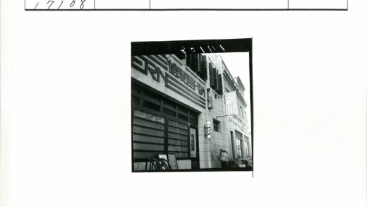 传统理发店街景入口人群.jpg