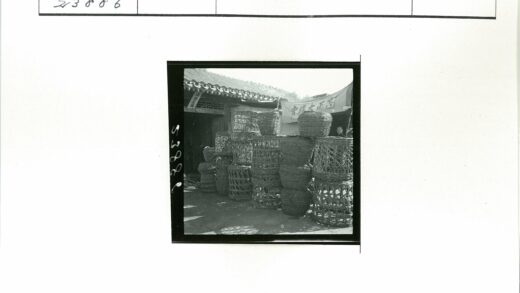 传统瓦屋前的编织篮与人影.jpg
