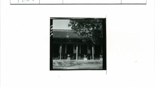 传统瓦屋台阶双容器.jpg